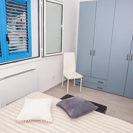 White & Blue سانتا ماريا نافاريز